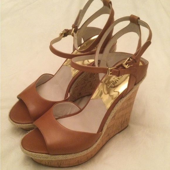 NIB Michael Michael Kors Axton leather two strap luggage wedge. Size 9. - Picture 2 of 12